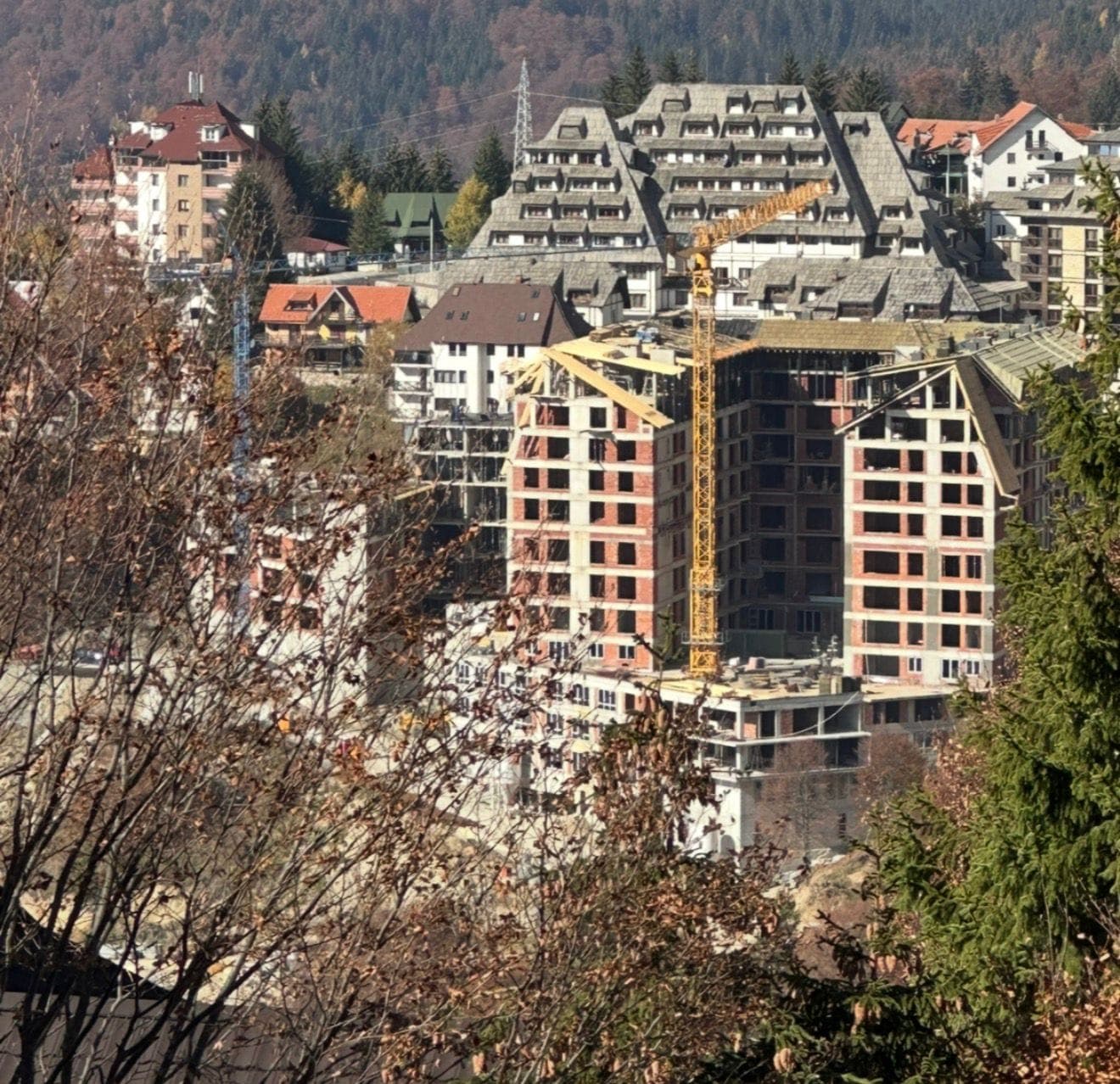 Kompleks u planinskom naselju, snimak sa daljine